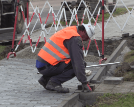 Technické služby dokončují opravu chodníku v Nětčicích 