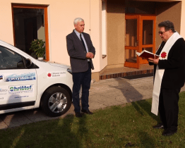 Vedení města poděkovalo děkanovi Josefu Zouharovi za 34 let v čele farnosti