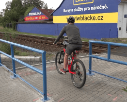 Na problémovém železničním přejezdu v Malenovicích vznikla „železná šikana“