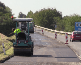 Opravu povrchu silnice I/55 u Ostrožské Nové Vsi provází dlouhá objížďka