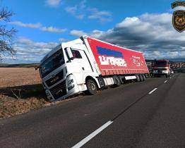 V Havřicích uvízl kamion v příkopu. Kvůli silnému větru hrozilo převrácení