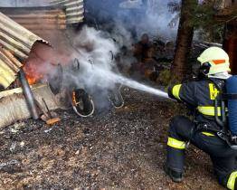 V Karolince hořel dřevník. Mohla za to nedbalost