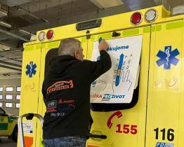 Víte, jak na záchranářskou uličku? Pomoci mají nové polepy na sanitkách