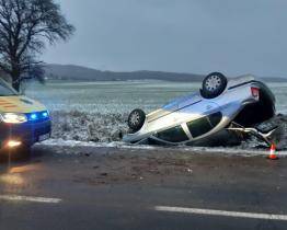 Neděle na silnicích Zlínského kraje: auta končila na střechách a v příkopech