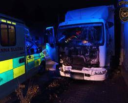 V Uherském Brodě se srazila dvě osobní auta s náklaďákem. Dva lidé se zranili