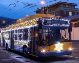 Ulice Zlína a Otrokovic brázdí vánočně vyzdobený trolejbus s tisíci světýlky