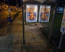 V Kroměříži řádili vandalové. Rozbili sklo na zastávce a převraceli kontejnery na odpad