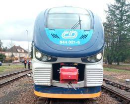 Nehoda na železnici. Řidička vjela na přejezd, když tudy projížděl vlak