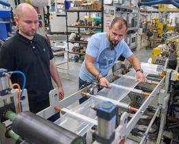 Vědci ze Zlína vyvíjí nové polymerní materiály. Díky nim budou letadla bezpečnější