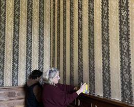 Na zámku Lešná pokračuje restaurování vzácných látkových tapet