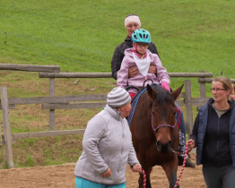 Děti ze ZŠ Čtverka poznávaly při hipoterapii podzimní přírodu z koňského hřbetu