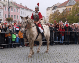 Na Masarykově náměstí se projížděl svatý Martin a žehnala se vína