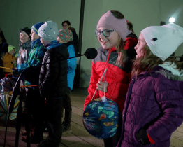 Na nádvoří Panského dvora se po lampionovém průvodu bavily děti