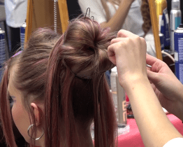 Studentky oboru kadeřnice vytvářely na soutěži bláznivé kreace