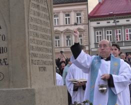 Ve Valašském Meziříčí vysvětili opravený Mariánský sloup