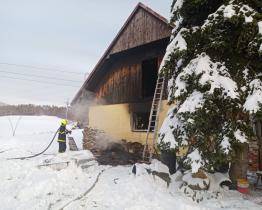 V Rožnově hořel obydlený hospodářský objekt. Po nadýchání zplodin skončil jeden člověk v nemocnici