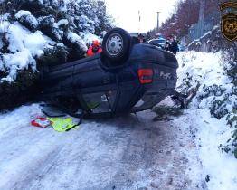 Osobní vozidlo skončilo kvůli ledovce na střeše. Jeli v něm čtyři mladíci