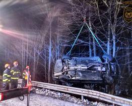 Osobní vozidlo přeletělo přes svodidla a skončilo ve stromech. Čtveřici cestujících se jako zázrakem nic nestalo