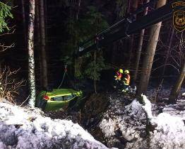 Auto se dvěma osobami skončilo havarované mezi stromy