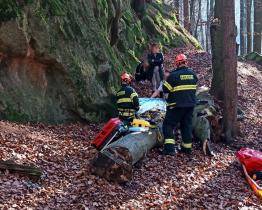 Muž spadl ze skály z výšky sedmi metrů. Do nemocnice ho transportoval vrtulník