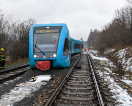 V Brumově na Zlínsku vykolejil osobní vlak. Provoz na trati stojí