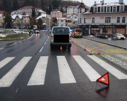 Devětasedmdesátiletý řidič srazil seniory na přechodu pro chodce. Oba skončili v nemocnici