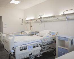 Nová lůžka přinesou pacientům i zdravotníkům Baťovy nemocnice větší pohodlí. Ta stará poputují na Ukrajinu