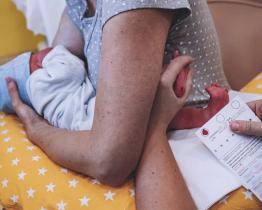 Kroměřížská nemocnice nabízí méně bolestivou variantu krevního odběru novorozenců