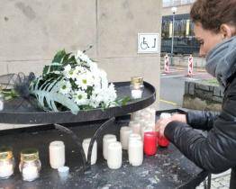 Zlín mění kvůli tragédii v Praze program vánočních trhů. U radnice a rektorátu UTB vznikla pietní místa