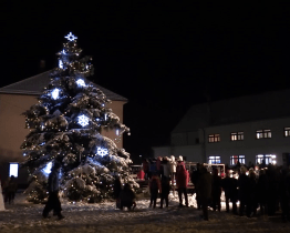 Lidé v Lužicích se sešli na vánoční trhu a u vánočního stromu