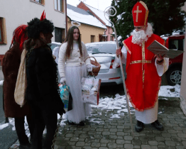 Kunovicemi procházelo pět družin koledníků
