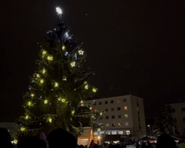 Vánoční strom ve Veselí rozsvítily děti