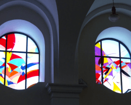 Představení vitráží v brodském kostele doprovodila hudba Jiřího Pospíchala