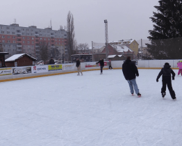 Kluziště letos dokresluje vánoční atmosféru na náměstí Míru