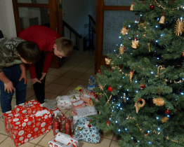 Dárky z akce Vánoční strom splněných přání dorazily k dětem