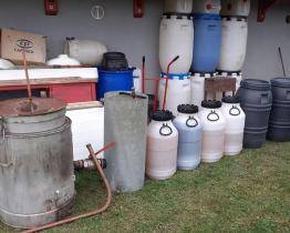 Celníci na Lopeníku odhalili černou pálenici. Ukrývala 176 litrů lihu