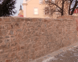 Památná Matyášova brána v Jezuitské zahradě je po rekonstrukci jako nová