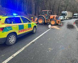 U Zádveřic-Rakové havaroval traktor. Řidič skončil v péči záchranářů