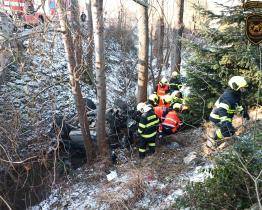 Dopravní nehoda u Lukovečku: osobní auto skončilo na střeše v korytě potoka, zasahovaly všechny složky IZS