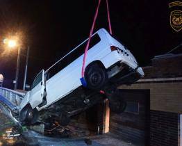 Dodávka skončila „zapíchnutá“ v zábradlí mostku. Řidič měl v krvi skoro 3 promile