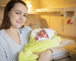 První miminko narozené v novém roce v Baťově nemocnici si dalo pořádně načas