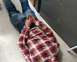 Opilý a zdrogovaný zloděj chtěl po neúspěšné krádeži zaútočit na strážníky. Skončil v poutech