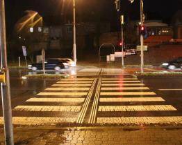 Žena přecházela ve Zlíně čtyřproudovou silnici na červenou, vešla přímo před projíždějící auto