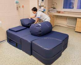 Baťova nemocnice začala používat porodní gauč. Premiéru na něm zažila maminka, která porodila na boku