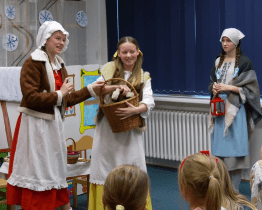 Žáci a učitelé ze ZŠ Na Výsluní hráli a zpívali pohádku O dvanácti měsíčkách 