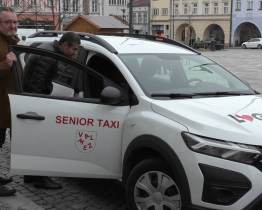 Ve Valašském Meziříčí začalo jezdit Senior taxi