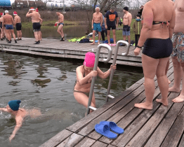 Silvestrovské plavání přilákalo stovky lidí