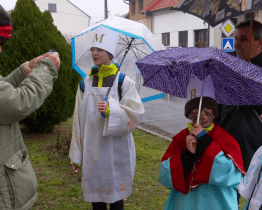 Ani celodenní déšť koledníky Tříkrálové sbírky neodradil 