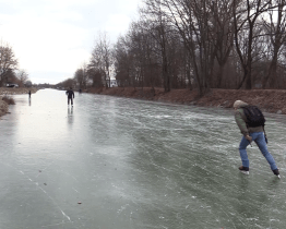 Baťův kanál se proměnil na dlouhé kluziště