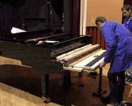 Milovníky hudby potěší nové klavírní křídlo